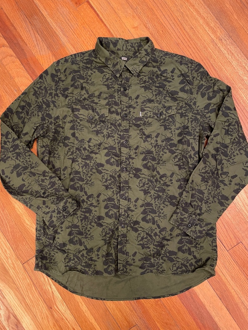 LEVI’S Men's Olive Green Floral Soft Cotton Coastal Cottagecore Button-Up Shirt